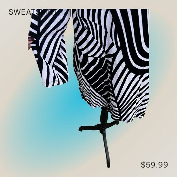 Travelers by Chicos 2  (12-14) M  Black and white long sleeve top with V-neck - Picture 3 of 9